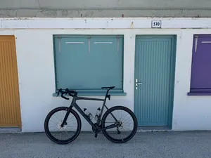 Fahrrad vor einer Hausfassade