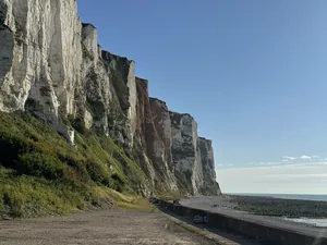Promenade am Fuß der Kreidefelsen