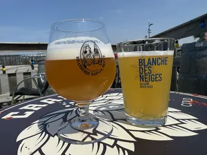 Getränke auf einer sonnigen Terrasse