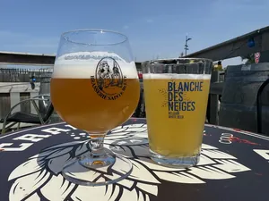 Getränke auf einer sonnigen Terrasse