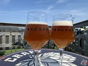 Getränke auf einer sonnigen Terrasse