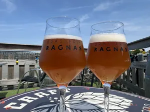 Getränke auf einer sonnigen Terrasse