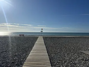 Weg über den Kiesstrand zum Meer